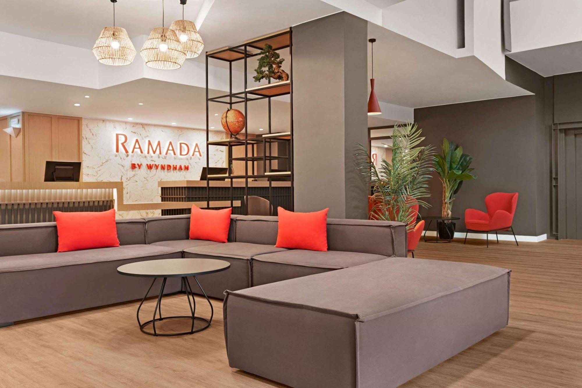 Ramada By Wyndham Valencia Almussafes Hotel Kültér fotó