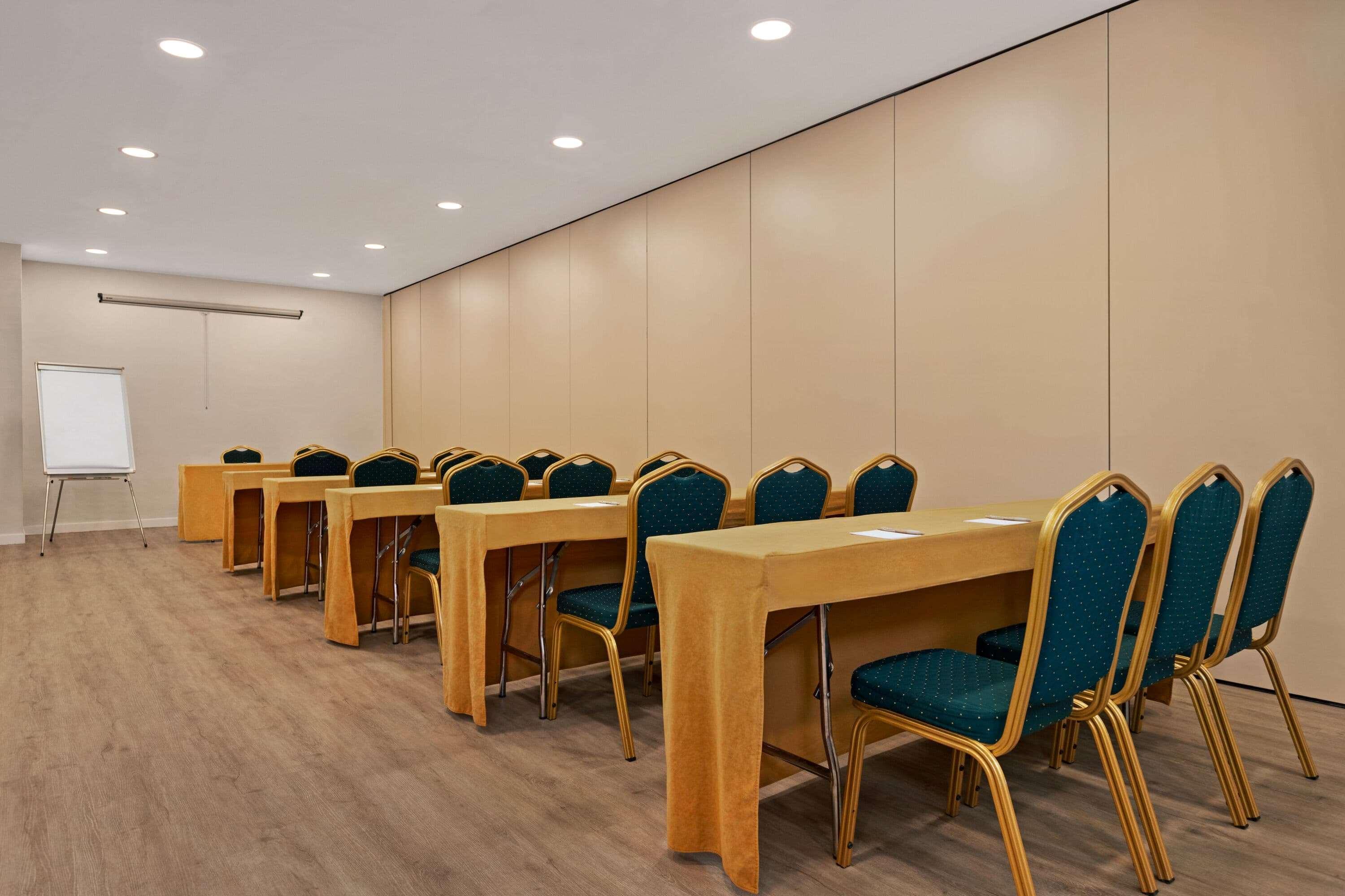 Ramada By Wyndham Valencia Almussafes Hotel Kültér fotó