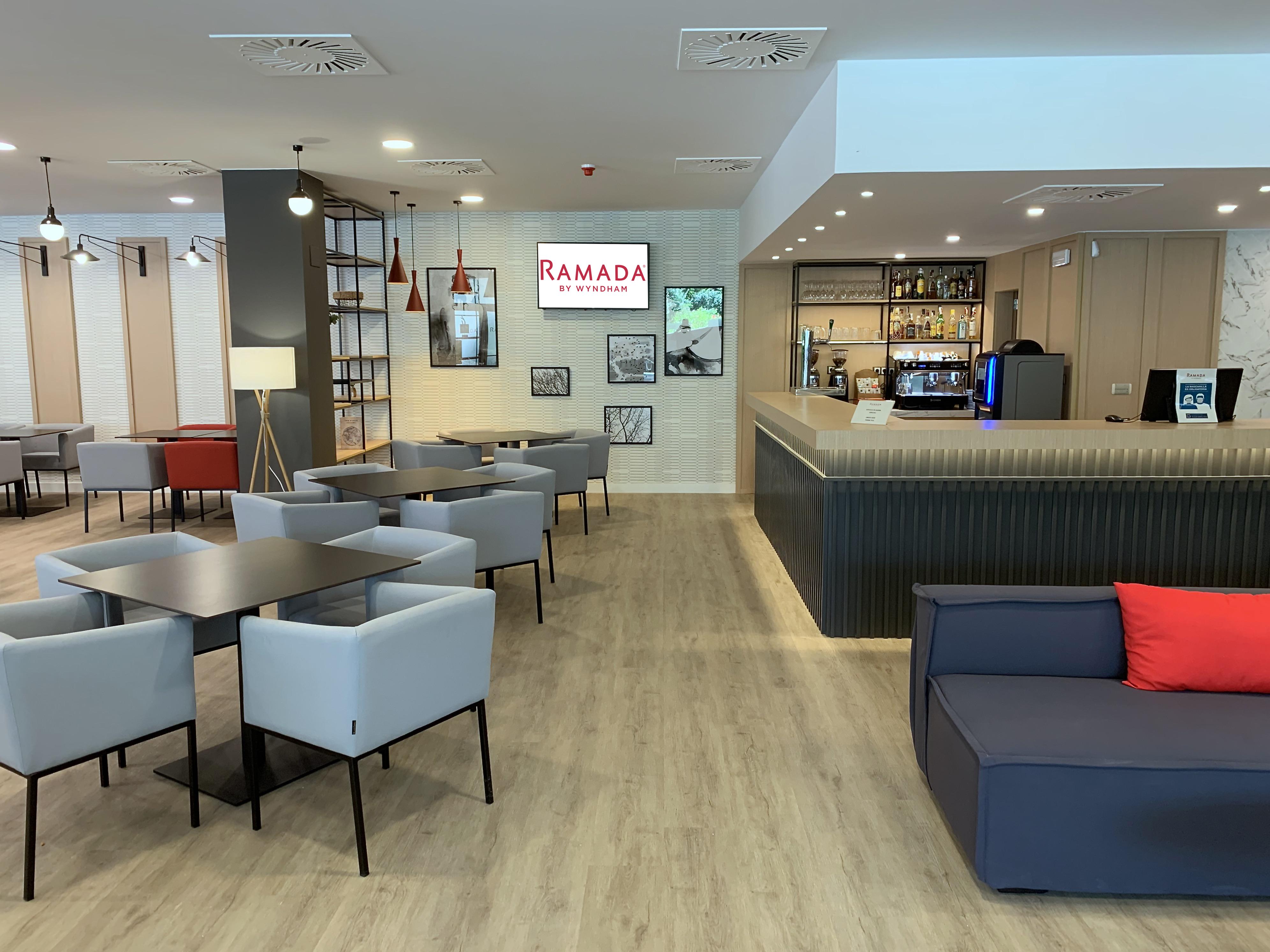 Ramada By Wyndham Valencia Almussafes Hotel Kültér fotó